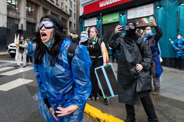 News Bilder des Tages October 16, 2026, Buenos Aires, Buenos Aires, Argentina: A woman shouts at police officers following clashes with protesters during Argentina™s fifth national university march. Buenos Aires Argentina - ZUMAp265 20261016_zip_p265_061 Copyright: xDelfinaxCorberaxPix