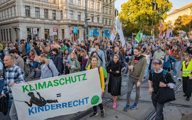 16.10.2026 Fridays For Future Klimastreik Klimaschutz ankündigen reicht nicht - Ohne Klimaschutz ist alles nix! TeilnehmerInnen des Fridays For Future Klimastreiks unter dem Motto Klimaschutz ankündigen reicht nicht - Ohne Klimaschutz ist alles nix! in der Prater Hauptallee beim Praterstern und an der Wiener Ringstraße in Wien, Österreich. Wien Prater Hauptallee beim Praterste Wien Oesterreich