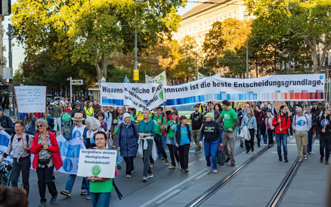 16.10.2026 Fridays For Future Klimastreik Klimaschutz ankündigen reicht nicht - Ohne Klimaschutz ist alles nix! TeilnehmerInnen des Fridays For Future Klimastreiks unter dem Motto Klimaschutz ankündigen reicht nicht - Ohne Klimaschutz ist alles nix! in der Prater Hauptallee beim Praterstern und an der Wiener Ringstraße in Wien, Österreich. Wien Prater Hauptallee beim Praterste Wien Oesterreich