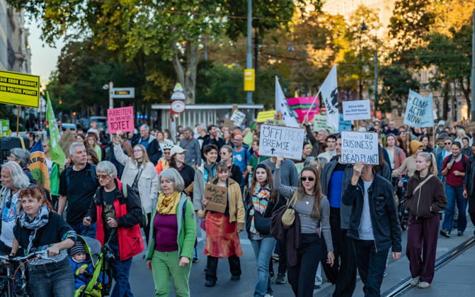 16.10.2026 Fridays For Future Klimastreik Klimaschutz ankündigen reicht nicht - Ohne Klimaschutz ist alles nix! TeilnehmerInnen des Fridays For Future Klimastreiks unter dem Motto Klimaschutz ankündigen reicht nicht - Ohne Klimaschutz ist alles nix! in der Prater Hauptallee beim Praterstern und an der Wiener Ringstraße in Wien, Österreich. Wien Prater Hauptallee beim Praterste Wien Oesterreich