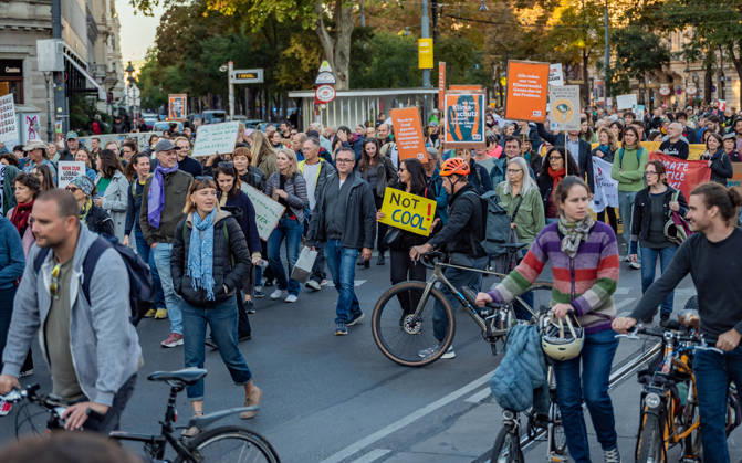 16.10.2026 Fridays For Future Klimastreik Klimaschutz ankündigen reicht nicht - Ohne Klimaschutz ist alles nix! TeilnehmerInnen des Fridays For Future Klimastreiks unter dem Motto Klimaschutz ankündigen reicht nicht - Ohne Klimaschutz ist alles nix! in der Prater Hauptallee beim Praterstern und an der Wiener Ringstraße in Wien, Österreich. Wien Prater Hauptallee beim Praterste Wien Oesterreich