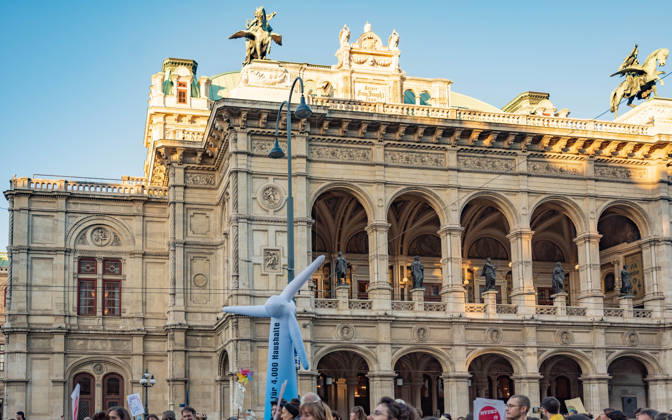 16.10.2026 Fridays For Future Klimastreik Klimaschutz ankündigen reicht nicht - Ohne Klimaschutz ist alles nix! TeilnehmerInnen des Fridays For Future Klimastreiks unter dem Motto Klimaschutz ankündigen reicht nicht - Ohne Klimaschutz ist alles nix! in der Prater Hauptallee beim Praterstern und an der Wiener Ringstraße in Wien, Österreich. Wien Prater Hauptallee beim Praterste Wien Oesterreich