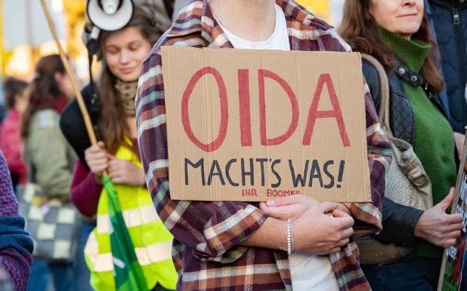 News Bilder des Tages 16.10.2026 Fridays For Future Klimastreik Klimaschutz ankündigen reicht nicht - Ohne Klimaschutz ist alles nix! TeilnehmerInnen des Fridays For Future Klimastreiks unter dem Motto Klimaschutz ankündigen reicht nicht - Ohne Klimaschutz ist alles nix! in der Prater Hauptallee beim Praterstern und an der Wiener Ringstraße in Wien, Österreich. Wien Prater Hauptallee beim Praterste Wien Oesterreich