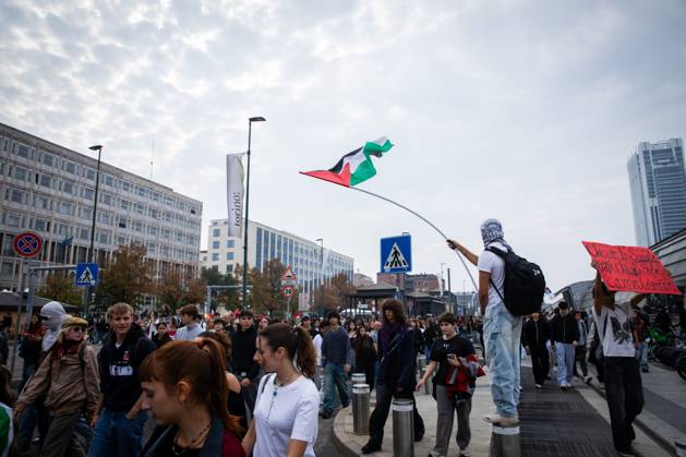 October 16, 2026, Turin, Italy: TURIN, ITALY - OCTOBER 16, 2026: Clashes with police in Turin during the demonstration to demand better school conditions and review of the public expenses for instruction. JNA Press Turin Italy - ZUMAq101 20261016_zna_q101_335 Copyright: xLucaxRoggerox