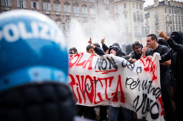 October 16, 2026, Turin, Italy: TURIN, ITALY - OCTOBER 16, 2026: Clashes with police in Turin during the demonstration to demand better school conditions and review of the public expenses for instruction. JNA Press Turin Italy - ZUMAq101 20261016_zna_q101_338 Copyright: xLucaxRoggerox