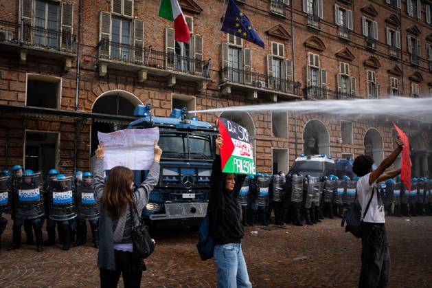 October 16, 2026, Turin, Italy: TURIN, ITALY - OCTOBER 16, 2026: Clashes with police in Turin during the demonstration to demand better school conditions and review of the public expenses for instruction. JNA Press Turin Italy - ZUMAq101 20261016_zna_q101_349 Copyright: xLucaxRoggerox