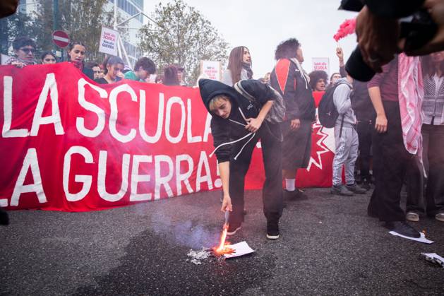 October 16, 2026, Turin, Italy: TURIN, ITALY - OCTOBER 16, 2026: Clashes with police in Turin during the demonstration to demand better school conditions and review of the public expenses for instruction. JNA Press Turin Italy - ZUMAq101 20261016_zna_q101_357 Copyright: xLucaxRoggerox
