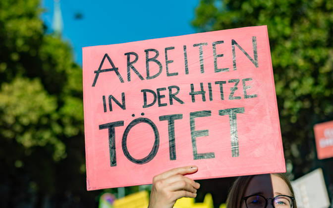 16.10.2026 Fridays For Future Klimastreik Klimaschutz ankündigen reicht nicht - Ohne Klimaschutz ist alles nix! TeilnehmerInnen des Fridays For Future Klimastreiks unter dem Motto Klimaschutz ankündigen reicht nicht - Ohne Klimaschutz ist alles nix! in der Prater Hauptallee beim Praterstern und an der Wiener Ringstraße in Wien, Österreich. Wien Prater Hauptallee beim Praterste Wien Oesterreich