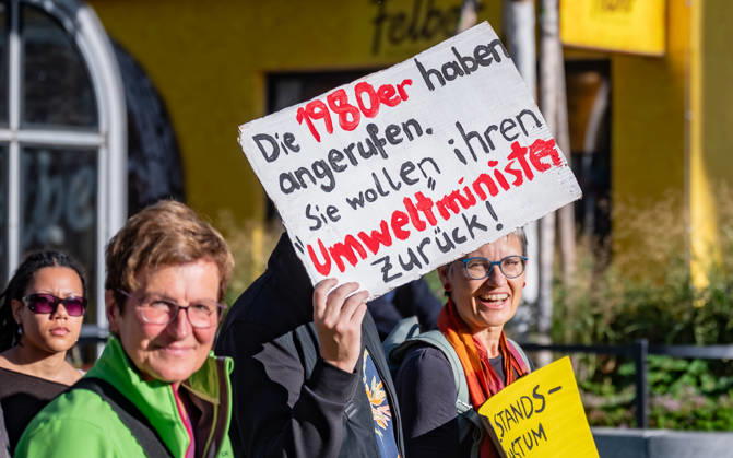 16.10.2026 Fridays For Future Klimastreik Klimaschutz ankündigen reicht nicht - Ohne Klimaschutz ist alles nix! TeilnehmerInnen des Fridays For Future Klimastreiks unter dem Motto Klimaschutz ankündigen reicht nicht - Ohne Klimaschutz ist alles nix! in der Prater Hauptallee beim Praterstern und an der Wiener Ringstraße in Wien, Österreich. Wien Prater Hauptallee beim Praterste Wien Oesterreich