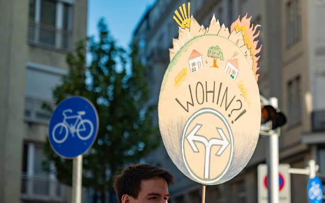 16.10.2026 Fridays For Future Klimastreik Klimaschutz ankündigen reicht nicht - Ohne Klimaschutz ist alles nix! TeilnehmerInnen des Fridays For Future Klimastreiks unter dem Motto Klimaschutz ankündigen reicht nicht - Ohne Klimaschutz ist alles nix! in der Prater Hauptallee beim Praterstern und an der Wiener Ringstraße in Wien, Österreich. Wien Prater Hauptallee beim Praterste Wien Oesterreich