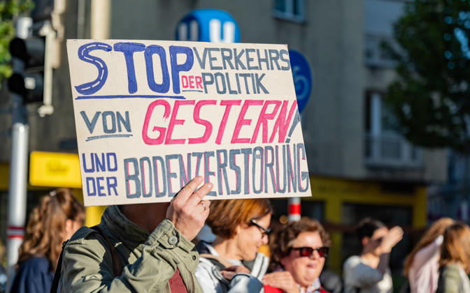 16.10.2026 Fridays For Future Klimastreik Klimaschutz ankündigen reicht nicht - Ohne Klimaschutz ist alles nix! TeilnehmerInnen des Fridays For Future Klimastreiks unter dem Motto Klimaschutz ankündigen reicht nicht - Ohne Klimaschutz ist alles nix! in der Prater Hauptallee beim Praterstern und an der Wiener Ringstraße in Wien, Österreich. Wien Prater Hauptallee beim Praterste Wien Oesterreich