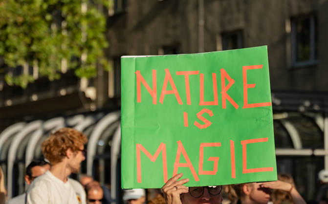 16.10.2026 Fridays For Future Klimastreik Klimaschutz ankündigen reicht nicht - Ohne Klimaschutz ist alles nix! TeilnehmerInnen des Fridays For Future Klimastreiks unter dem Motto Klimaschutz ankündigen reicht nicht - Ohne Klimaschutz ist alles nix! in der Prater Hauptallee beim Praterstern und an der Wiener Ringstraße in Wien, Österreich. Wien Prater Hauptallee beim Praterste Wien Oesterreich