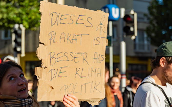 16.10.2026 Fridays For Future Klimastreik Klimaschutz ankündigen reicht nicht - Ohne Klimaschutz ist alles nix! TeilnehmerInnen des Fridays For Future Klimastreiks unter dem Motto Klimaschutz ankündigen reicht nicht - Ohne Klimaschutz ist alles nix! in der Prater Hauptallee beim Praterstern und an der Wiener Ringstraße in Wien, Österreich. Wien Prater Hauptallee beim Praterste Wien Oesterreich