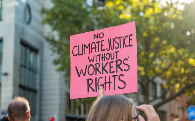 16.10.2026 Fridays For Future Klimastreik Klimaschutz ankündigen reicht nicht - Ohne Klimaschutz ist alles nix! TeilnehmerInnen des Fridays For Future Klimastreiks unter dem Motto Klimaschutz ankündigen reicht nicht - Ohne Klimaschutz ist alles nix! in der Prater Hauptallee beim Praterstern und an der Wiener Ringstraße in Wien, Österreich. Wien Prater Hauptallee beim Praterste Wien Oesterreich