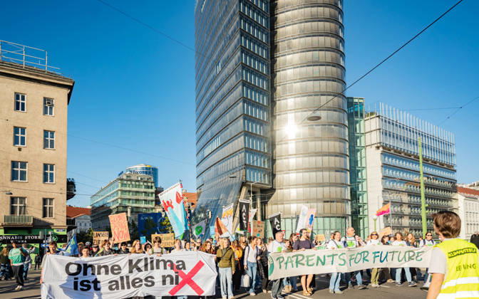 16.10.2026 Fridays For Future Klimastreik Klimaschutz ankündigen reicht nicht - Ohne Klimaschutz ist alles nix! TeilnehmerInnen des Fridays For Future Klimastreiks unter dem Motto Klimaschutz ankündigen reicht nicht - Ohne Klimaschutz ist alles nix! in der Prater Hauptallee beim Praterstern und an der Wiener Ringstraße in Wien, Österreich. Wien Prater Hauptallee beim Praterste Wien Oesterreich