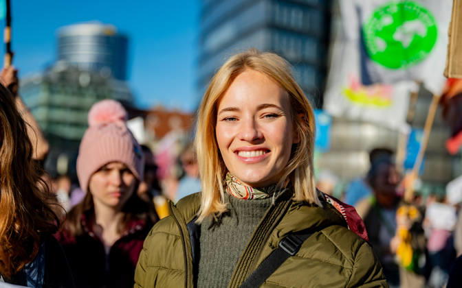 16.10.2026 Fridays For Future Klimastreik Klimaschutz ankündigen reicht nicht - Ohne Klimaschutz ist alles nix! Fridays For Future Klimastreiks unter dem Motto Klimaschutz ankündigen reicht nicht - Ohne Klimaschutz ist alles nix! in der Prater Hauptallee beim Praterstern und an der Wiener Ringstraße in Wien, Österreich. Bild zeigt Schauspielerin, Autorin, Musikerin, UNICEF Österreich Ehrenbeauftragte und Klima-Aktivistin Valerie Florine Huber. Wien Prater Hauptallee beim Praterste Wien Oesterreich