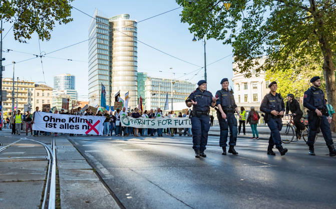 16.10.2026 Fridays For Future Klimastreik Klimaschutz ankündigen reicht nicht - Ohne Klimaschutz ist alles nix! TeilnehmerInnen des Fridays For Future Klimastreiks unter dem Motto Klimaschutz ankündigen reicht nicht - Ohne Klimaschutz ist alles nix! in der Prater Hauptallee beim Praterstern und an der Wiener Ringstraße in Wien, Österreich. Wien Prater Hauptallee beim Praterste Wien Oesterreich