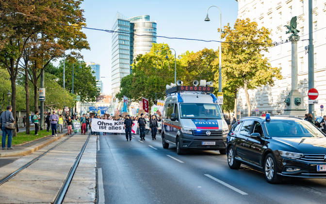 16.10.2026 Fridays For Future Klimastreik Klimaschutz ankündigen reicht nicht - Ohne Klimaschutz ist alles nix! TeilnehmerInnen des Fridays For Future Klimastreiks unter dem Motto Klimaschutz ankündigen reicht nicht - Ohne Klimaschutz ist alles nix! in der Prater Hauptallee beim Praterstern und an der Wiener Ringstraße in Wien, Österreich. Wien Prater Hauptallee beim Praterste Wien Oesterreich