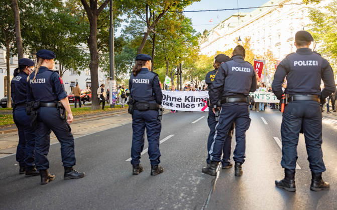16.10.2026 Fridays For Future Klimastreik Klimaschutz ankündigen reicht nicht - Ohne Klimaschutz ist alles nix! TeilnehmerInnen des Fridays For Future Klimastreiks unter dem Motto Klimaschutz ankündigen reicht nicht - Ohne Klimaschutz ist alles nix! in der Prater Hauptallee beim Praterstern und an der Wiener Ringstraße in Wien, Österreich. Wien Prater Hauptallee beim Praterste Wien Oesterreich