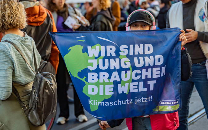 16.10.2026 Fridays For Future Klimastreik Klimaschutz ankündigen reicht nicht - Ohne Klimaschutz ist alles nix! TeilnehmerInnen des Fridays For Future Klimastreiks unter dem Motto Klimaschutz ankündigen reicht nicht - Ohne Klimaschutz ist alles nix! in der Prater Hauptallee beim Praterstern und an der Wiener Ringstraße in Wien, Österreich. Wien Prater Hauptallee beim Praterste Wien Oesterreich