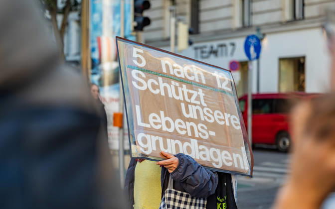 16.10.2026 Fridays For Future Klimastreik Klimaschutz ankündigen reicht nicht - Ohne Klimaschutz ist alles nix! TeilnehmerInnen des Fridays For Future Klimastreiks unter dem Motto Klimaschutz ankündigen reicht nicht - Ohne Klimaschutz ist alles nix! in der Prater Hauptallee beim Praterstern und an der Wiener Ringstraße in Wien, Österreich. Wien Prater Hauptallee beim Praterste Wien Oesterreich