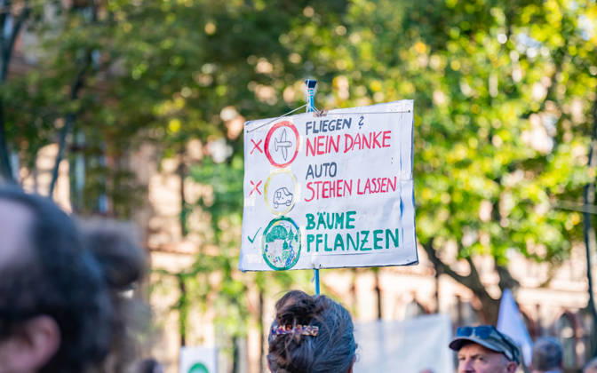 16.10.2026 Fridays For Future Klimastreik Klimaschutz ankündigen reicht nicht - Ohne Klimaschutz ist alles nix! TeilnehmerInnen des Fridays For Future Klimastreiks unter dem Motto Klimaschutz ankündigen reicht nicht - Ohne Klimaschutz ist alles nix! in der Prater Hauptallee beim Praterstern und an der Wiener Ringstraße in Wien, Österreich. Wien Prater Hauptallee beim Praterste Wien Oesterreich
