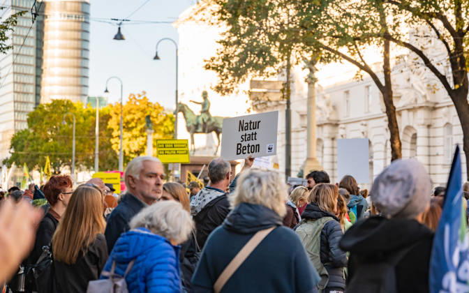 16.10.2026 Fridays For Future Klimastreik Klimaschutz ankündigen reicht nicht - Ohne Klimaschutz ist alles nix! TeilnehmerInnen des Fridays For Future Klimastreiks unter dem Motto Klimaschutz ankündigen reicht nicht - Ohne Klimaschutz ist alles nix! in der Prater Hauptallee beim Praterstern und an der Wiener Ringstraße in Wien, Österreich. Wien Prater Hauptallee beim Praterste Wien Oesterreich