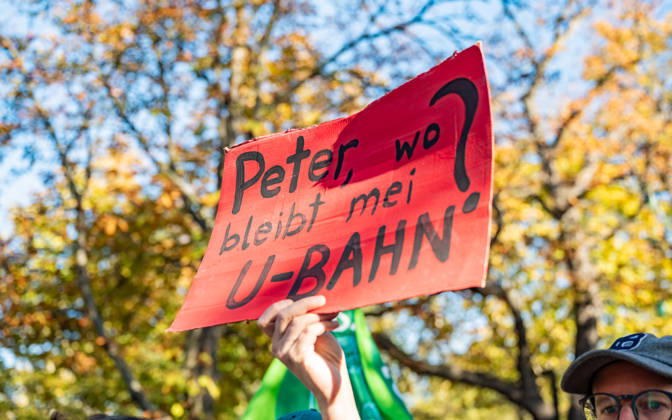16.10.2026 Fridays For Future Klimastreik Klimaschutz ankündigen reicht nicht - Ohne Klimaschutz ist alles nix! TeilnehmerInnen des Fridays For Future Klimastreiks unter dem Motto Klimaschutz ankündigen reicht nicht - Ohne Klimaschutz ist alles nix! in der Prater Hauptallee beim Praterstern und an der Wiener Ringstraße in Wien, Österreich. Wien Prater Hauptallee beim Praterste Wien Oesterreich
