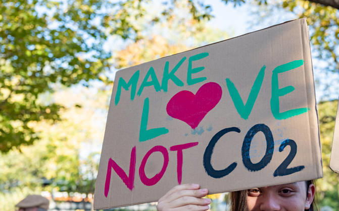 16.10.2026 Fridays For Future Klimastreik Klimaschutz ankündigen reicht nicht - Ohne Klimaschutz ist alles nix! TeilnehmerInnen des Fridays For Future Klimastreiks unter dem Motto Klimaschutz ankündigen reicht nicht - Ohne Klimaschutz ist alles nix! in der Prater Hauptallee beim Praterstern und an der Wiener Ringstraße in Wien, Österreich. Wien Prater Hauptallee beim Praterste Wien Oesterreich