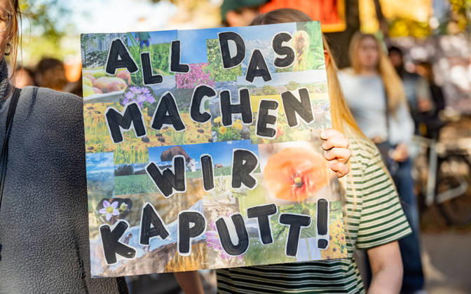 16.10.2026 Fridays For Future Klimastreik Klimaschutz ankündigen reicht nicht - Ohne Klimaschutz ist alles nix! TeilnehmerInnen des Fridays For Future Klimastreiks unter dem Motto Klimaschutz ankündigen reicht nicht - Ohne Klimaschutz ist alles nix! in der Prater Hauptallee beim Praterstern und an der Wiener Ringstraße in Wien, Österreich. Wien Prater Hauptallee beim Praterste Wien Oesterreich