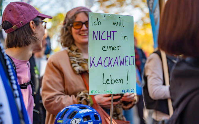 16.10.2026 Fridays For Future Klimastreik Klimaschutz ankündigen reicht nicht - Ohne Klimaschutz ist alles nix! TeilnehmerInnen des Fridays For Future Klimastreiks unter dem Motto Klimaschutz ankündigen reicht nicht - Ohne Klimaschutz ist alles nix! in der Prater Hauptallee beim Praterstern und an der Wiener Ringstraße in Wien, Österreich. Wien Prater Hauptallee beim Praterste Wien Oesterreich