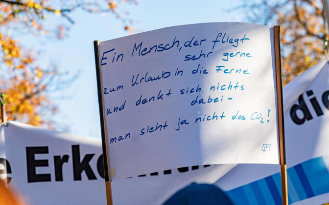 16.10.2026 Fridays For Future Klimastreik Klimaschutz ankündigen reicht nicht - Ohne Klimaschutz ist alles nix! TeilnehmerInnen des Fridays For Future Klimastreiks unter dem Motto Klimaschutz ankündigen reicht nicht - Ohne Klimaschutz ist alles nix! in der Prater Hauptallee beim Praterstern und an der Wiener Ringstraße in Wien, Österreich. Wien Prater Hauptallee beim Praterste Wien Oesterreich