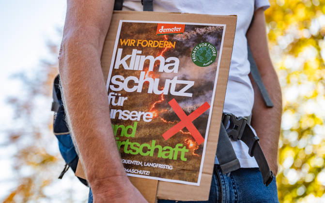 16.10.2026 Fridays For Future Klimastreik Klimaschutz ankündigen reicht nicht - Ohne Klimaschutz ist alles nix! TeilnehmerInnen des Fridays For Future Klimastreiks unter dem Motto Klimaschutz ankündigen reicht nicht - Ohne Klimaschutz ist alles nix! in der Prater Hauptallee beim Praterstern und an der Wiener Ringstraße in Wien, Österreich. Wien Prater Hauptallee beim Praterste Wien Oesterreich