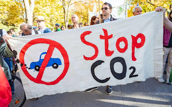 16.10.2026 Fridays For Future Klimastreik Klimaschutz ankündigen reicht nicht - Ohne Klimaschutz ist alles nix! TeilnehmerInnen des Fridays For Future Klimastreiks unter dem Motto Klimaschutz ankündigen reicht nicht - Ohne Klimaschutz ist alles nix! in der Prater Hauptallee beim Praterstern und an der Wiener Ringstraße in Wien, Österreich. Wien Prater Hauptallee beim Praterste Wien Oesterreich