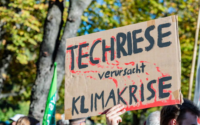 16.10.2026 Fridays For Future Klimastreik Klimaschutz ankündigen reicht nicht - Ohne Klimaschutz ist alles nix! TeilnehmerInnen des Fridays For Future Klimastreiks unter dem Motto Klimaschutz ankündigen reicht nicht - Ohne Klimaschutz ist alles nix! in der Prater Hauptallee beim Praterstern und an der Wiener Ringstraße in Wien, Österreich. Wien Prater Hauptallee beim Praterste Wien Oesterreich