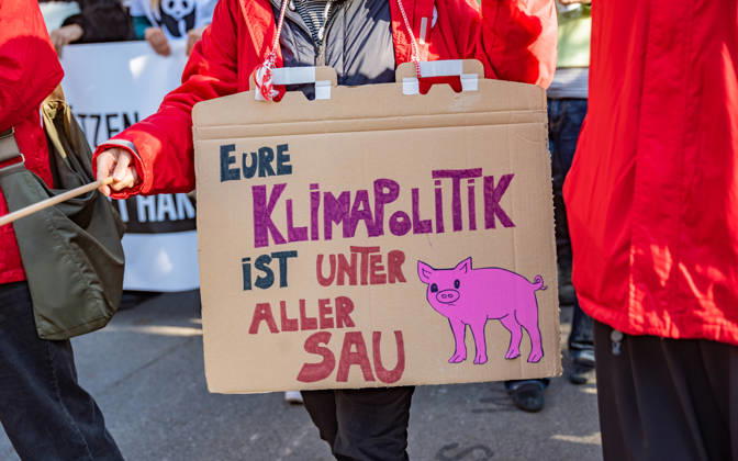 16.10.2026 Fridays For Future Klimastreik Klimaschutz ankündigen reicht nicht - Ohne Klimaschutz ist alles nix! TeilnehmerInnen des Fridays For Future Klimastreiks unter dem Motto Klimaschutz ankündigen reicht nicht - Ohne Klimaschutz ist alles nix! in der Prater Hauptallee beim Praterstern und an der Wiener Ringstraße in Wien, Österreich. Wien Prater Hauptallee beim Praterste Wien Oesterreich