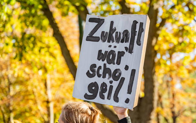 16.10.2026 Fridays For Future Klimastreik Klimaschutz ankündigen reicht nicht - Ohne Klimaschutz ist alles nix! TeilnehmerInnen des Fridays For Future Klimastreiks unter dem Motto Klimaschutz ankündigen reicht nicht - Ohne Klimaschutz ist alles nix! in der Prater Hauptallee beim Praterstern und an der Wiener Ringstraße in Wien, Österreich. Wien Prater Hauptallee beim Praterste Wien Oesterreich