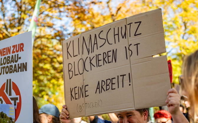 16.10.2026 Fridays For Future Klimastreik Klimaschutz ankündigen reicht nicht - Ohne Klimaschutz ist alles nix! TeilnehmerInnen des Fridays For Future Klimastreiks unter dem Motto Klimaschutz ankündigen reicht nicht - Ohne Klimaschutz ist alles nix! in der Prater Hauptallee beim Praterstern und an der Wiener Ringstraße in Wien, Österreich. Wien Prater Hauptallee beim Praterste Wien Oesterreich
