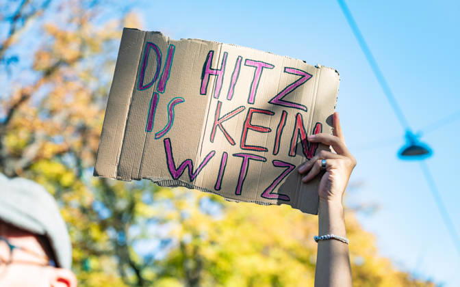 16.10.2026 Fridays For Future Klimastreik Klimaschutz ankündigen reicht nicht - Ohne Klimaschutz ist alles nix! TeilnehmerInnen des Fridays For Future Klimastreiks unter dem Motto Klimaschutz ankündigen reicht nicht - Ohne Klimaschutz ist alles nix! in der Prater Hauptallee beim Praterstern und an der Wiener Ringstraße in Wien, Österreich. Wien Prater Hauptallee beim Praterste Wien Oesterreich