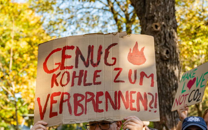16.10.2026 Fridays For Future Klimastreik Klimaschutz ankündigen reicht nicht - Ohne Klimaschutz ist alles nix! TeilnehmerInnen des Fridays For Future Klimastreiks unter dem Motto Klimaschutz ankündigen reicht nicht - Ohne Klimaschutz ist alles nix! in der Prater Hauptallee beim Praterstern und an der Wiener Ringstraße in Wien, Österreich. Wien Prater Hauptallee beim Praterste Wien Oesterreich