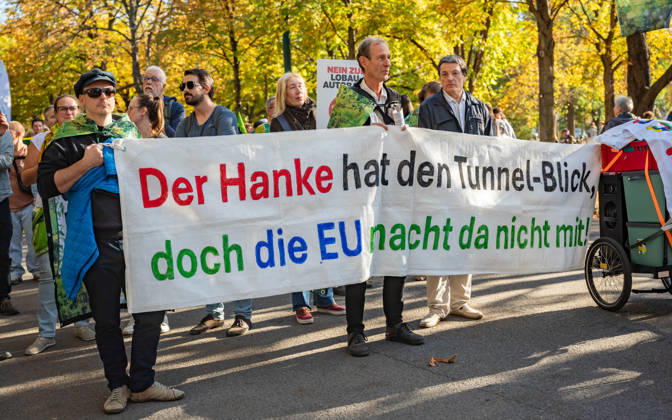 16.10.2026 Fridays For Future Klimastreik Klimaschutz ankündigen reicht nicht - Ohne Klimaschutz ist alles nix! TeilnehmerInnen des Fridays For Future Klimastreiks unter dem Motto Klimaschutz ankündigen reicht nicht - Ohne Klimaschutz ist alles nix! in der Prater Hauptallee beim Praterstern und an der Wiener Ringstraße in Wien, Österreich. Wien Prater Hauptallee beim Praterste Wien Oesterreich