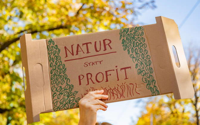 16.10.2026 Fridays For Future Klimastreik Klimaschutz ankündigen reicht nicht - Ohne Klimaschutz ist alles nix! TeilnehmerInnen des Fridays For Future Klimastreiks unter dem Motto Klimaschutz ankündigen reicht nicht - Ohne Klimaschutz ist alles nix! in der Prater Hauptallee beim Praterstern und an der Wiener Ringstraße in Wien, Österreich. Wien Prater Hauptallee beim Praterste Wien Oesterreich