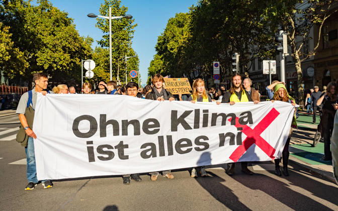 16.10.2026 Fridays For Future Klimastreik Klimaschutz ankündigen reicht nicht - Ohne Klimaschutz ist alles nix! TeilnehmerInnen des Fridays For Future Klimastreiks unter dem Motto Klimaschutz ankündigen reicht nicht - Ohne Klimaschutz ist alles nix! in der Prater Hauptallee beim Praterstern und an der Wiener Ringstraße in Wien, Österreich. Wien Prater Hauptallee beim Praterste Wien Oesterreich