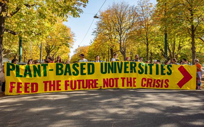 16.10.2026 Fridays For Future Klimastreik Klimaschutz ankündigen reicht nicht - Ohne Klimaschutz ist alles nix! TeilnehmerInnen des Fridays For Future Klimastreiks unter dem Motto Klimaschutz ankündigen reicht nicht - Ohne Klimaschutz ist alles nix! in der Prater Hauptallee beim Praterstern und an der Wiener Ringstraße in Wien, Österreich. Wien Prater Hauptallee beim Praterste Wien Oesterreich