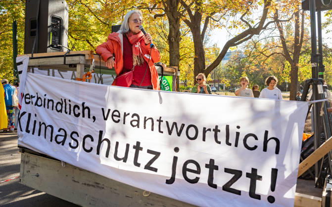 16.10.2026 Fridays For Future Klimastreik Klimaschutz ankündigen reicht nicht - Ohne Klimaschutz ist alles nix! Fridays For Future Klimastreiks unter dem Motto Klimaschutz ankündigen reicht nicht - Ohne Klimaschutz ist alles nix! in der Prater Hauptallee beim Praterstern und an der Wiener Ringstraße in Wien, Österreich. Bild zeigt Journalistin, Schriftstellerin, ehemalige ORF Auslandskorrespondentin und Mitglied der Plattform Omas gegen Rechts Susanne Scholl Wien Prater Hauptallee beim Praterste Wien Oesterreich