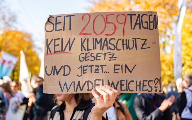 16.10.2026 Fridays For Future Klimastreik Klimaschutz ankündigen reicht nicht - Ohne Klimaschutz ist alles nix! TeilnehmerInnen des Fridays For Future Klimastreiks unter dem Motto Klimaschutz ankündigen reicht nicht - Ohne Klimaschutz ist alles nix! in der Prater Hauptallee beim Praterstern und an der Wiener Ringstraße in Wien, Österreich. Wien Prater Hauptallee beim Praterste Wien Oesterreich