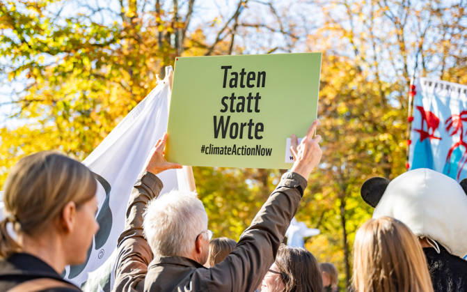 16.10.2026 Fridays For Future Klimastreik Klimaschutz ankündigen reicht nicht - Ohne Klimaschutz ist alles nix! TeilnehmerInnen des Fridays For Future Klimastreiks unter dem Motto Klimaschutz ankündigen reicht nicht - Ohne Klimaschutz ist alles nix! in der Prater Hauptallee beim Praterstern und an der Wiener Ringstraße in Wien, Österreich. Wien Prater Hauptallee beim Praterste Wien Oesterreich