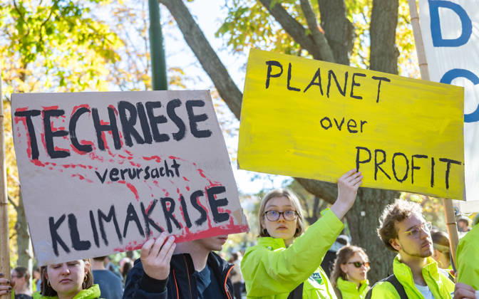 16.10.2026 Fridays For Future Klimastreik Klimaschutz ankündigen reicht nicht - Ohne Klimaschutz ist alles nix! TeilnehmerInnen des Fridays For Future Klimastreiks unter dem Motto Klimaschutz ankündigen reicht nicht - Ohne Klimaschutz ist alles nix! in der Prater Hauptallee beim Praterstern und an der Wiener Ringstraße in Wien, Österreich. Wien Prater Hauptallee beim Praterste Wien Oesterreich