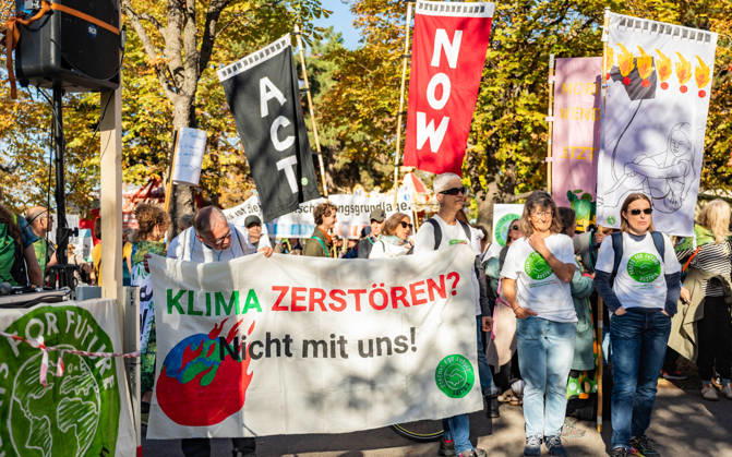 16.10.2026 Fridays For Future Klimastreik Klimaschutz ankündigen reicht nicht - Ohne Klimaschutz ist alles nix! TeilnehmerInnen des Fridays For Future Klimastreiks unter dem Motto Klimaschutz ankündigen reicht nicht - Ohne Klimaschutz ist alles nix! in der Prater Hauptallee beim Praterstern und an der Wiener Ringstraße in Wien, Österreich. Wien Prater Hauptallee beim Praterste Wien Oesterreich
