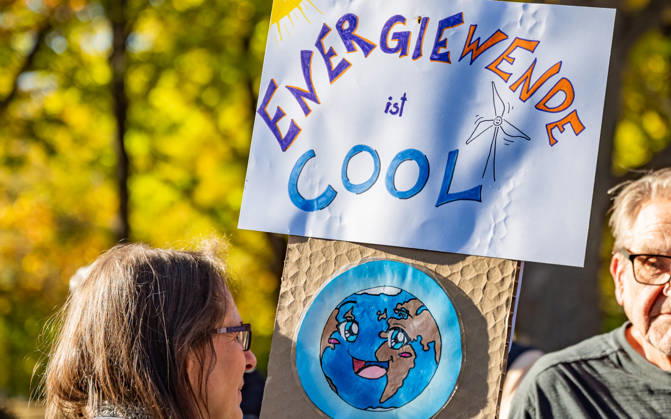 16.10.2026 Fridays For Future Klimastreik Klimaschutz ankündigen reicht nicht - Ohne Klimaschutz ist alles nix! TeilnehmerInnen des Fridays For Future Klimastreiks unter dem Motto Klimaschutz ankündigen reicht nicht - Ohne Klimaschutz ist alles nix! in der Prater Hauptallee beim Praterstern und an der Wiener Ringstraße in Wien, Österreich. Wien Prater Hauptallee beim Praterste Wien Oesterreich